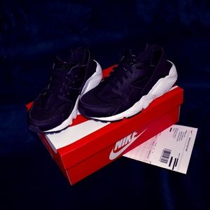 Youth Nike Huaraches in Black! Fit 7/7.5 Women